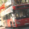 Wypadek w South Norwood: Dach autobusu zerwany po zderzeniu z mostem kolejowym