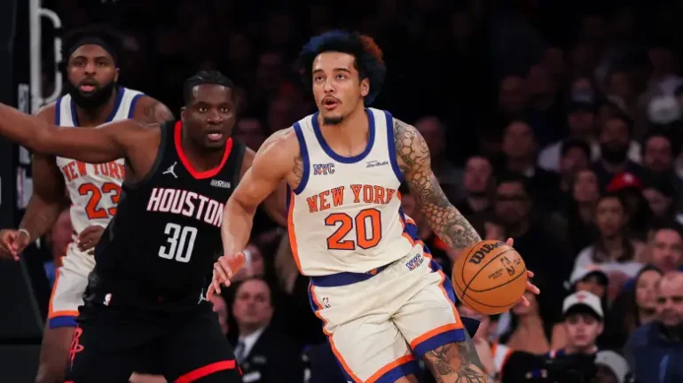 Jeremy Sochan - NOTE.radio - Polskie radio w UK | Polskie radio w Londynie New York Knicks player #20 dribbles toward the basket while a Rockets defender #30 guards him on the court.