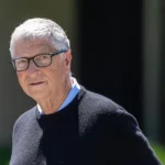 Bill Gates - NOTE.radio - Polskie radio w UK | Polskie radio w Londynie Older man with gray hair and glasses outdoors, wearing a black sweater.