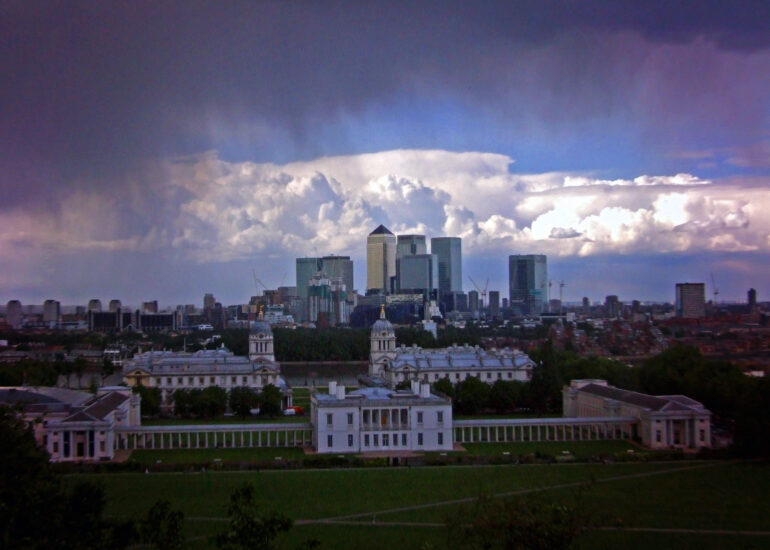 Deszcz nad Londynem widziany z Greenwich. Fot. Judith / Wikimedia Commons, CC BY 2.0.