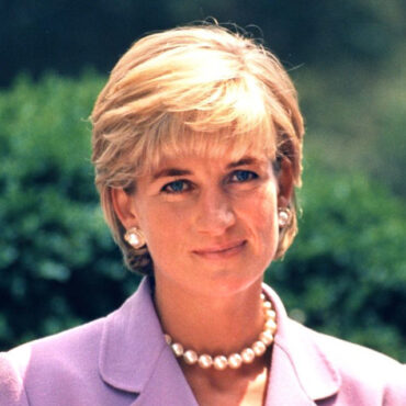 Księżna Diana w 1997 roku – Buckingham Palace odpowiada na książkę Earla Spencera