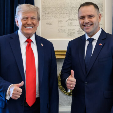 Donald Trump i Karol Nawrocki podczas spotkania w Białym Domu.