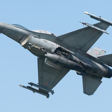 Polski myśliwiec F-16 w powietrzu – huk słyszany nad Łodzią