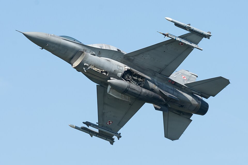 Polski myśliwiec F-16 w powietrzu – huk słyszany nad Łodzią
