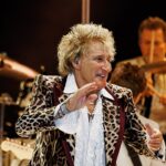 Rod Stewart podczas koncertu w 2025 roku
