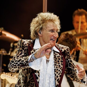 Rod Stewart podczas koncertu w 2025 roku
