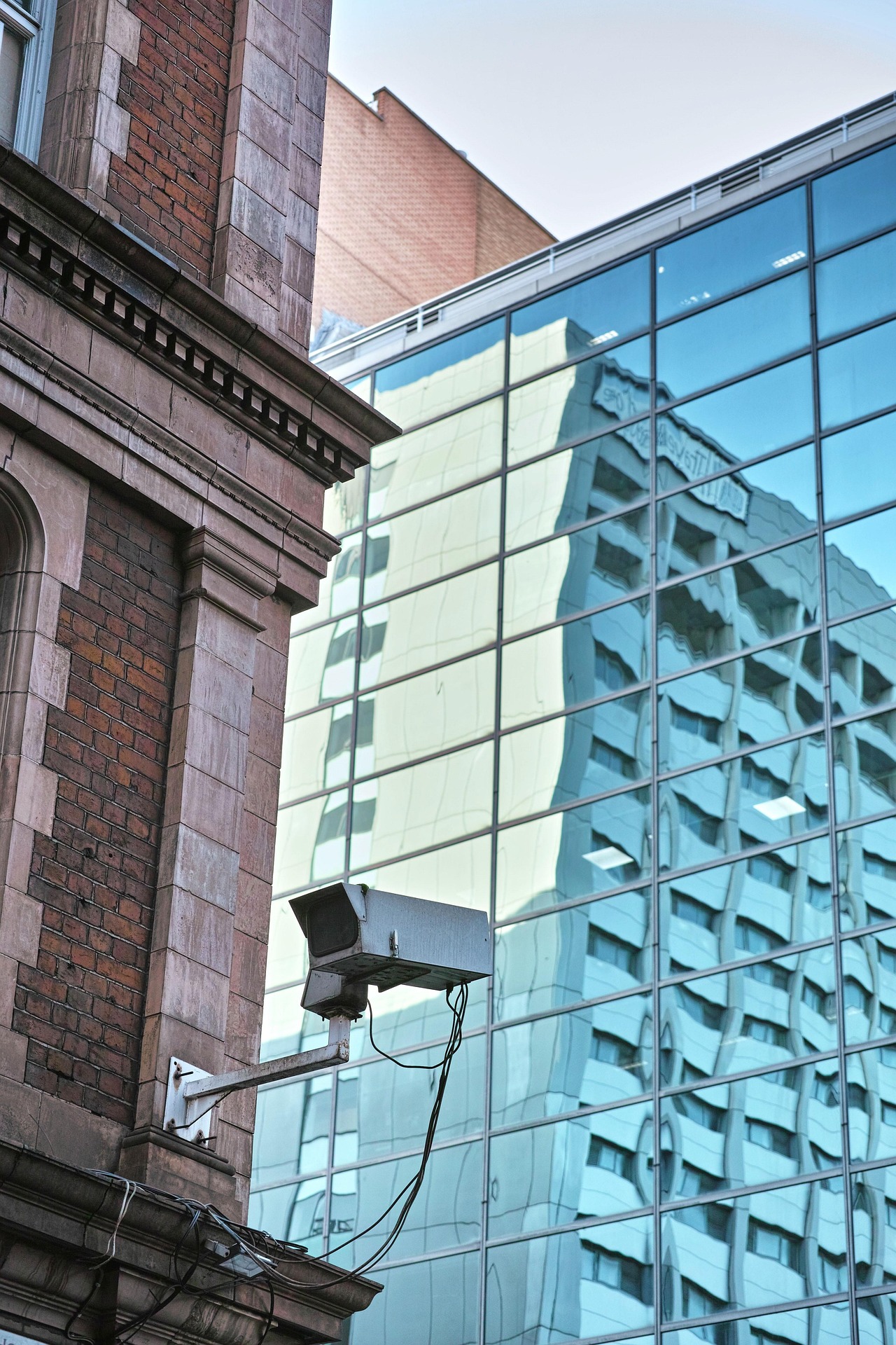 Kamera monitoringu na stacji kolejowej w Londynie symbolizująca rozpoznawanie twarzy