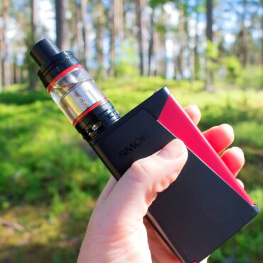 E-liquid i vape na tle brytyjskich funtów, symbol nowego podatku w UK