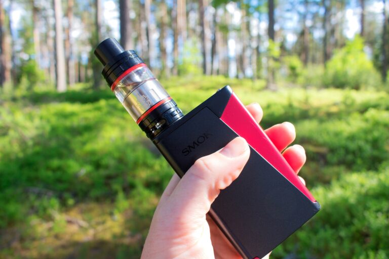 E-liquid i vape na tle brytyjskich funtów, symbol nowego podatku w UK