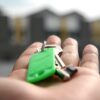 Klucze do mieszkania i dokumenty najmu symbolizujące kontrolę Right to Rent w Anglii