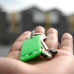 Klucze do mieszkania i dokumenty najmu symbolizujące kontrolę Right to Rent w Anglii