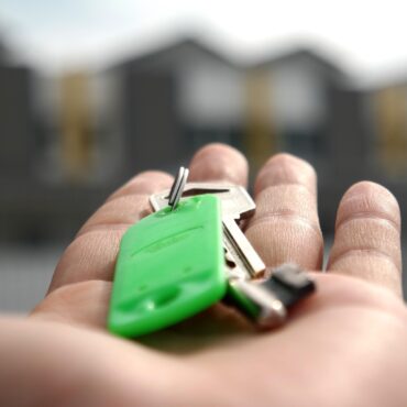 Klucze do mieszkania i dokumenty najmu symbolizujące kontrolę Right to Rent w Anglii