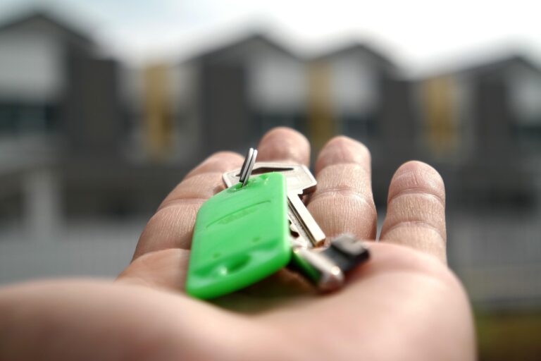 Klucze do mieszkania i dokumenty najmu symbolizujące kontrolę Right to Rent w Anglii
