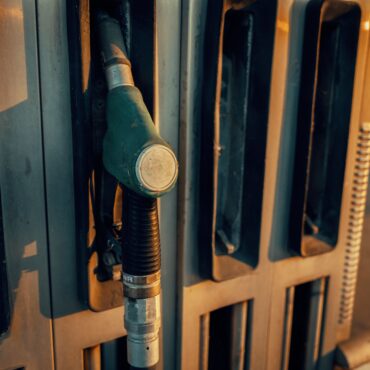 Pistolet dystrybutora paliwa na stacji benzynowej