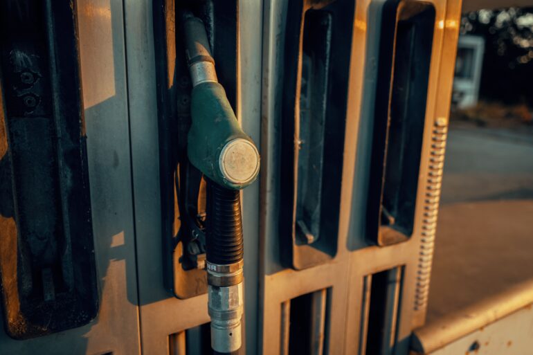 Pistolet dystrybutora paliwa na stacji benzynowej