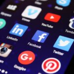 Nastolatek trzymający telefon z aplikacjami social media
