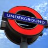 Znak londyńskiego metra przy wejściu na stację w Londynie, gdzie w weekend zaplanowano utrudnienia w kursowaniu pociągów TfL.