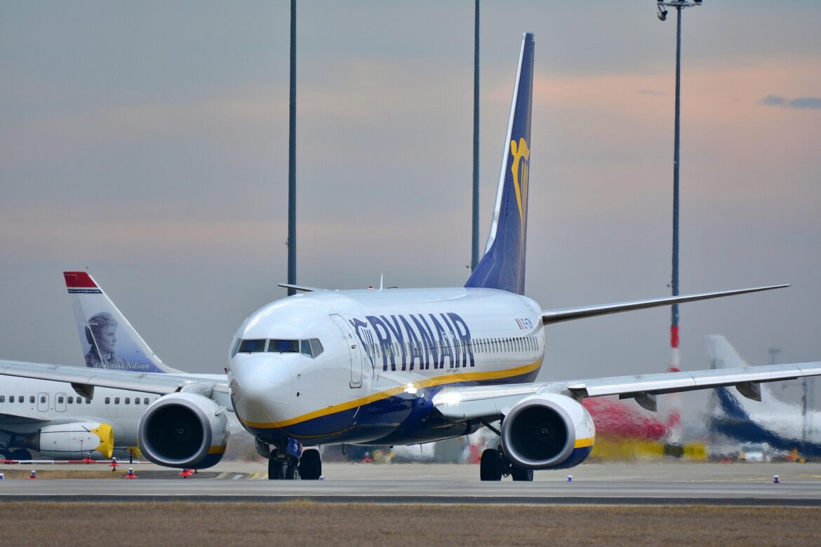 Samolot Ryanair na lotnisku – ceny biletów Ryanair i dopłata paliwowa