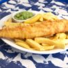 Tradycyjne angielskie fish and chips podane z frytkami
