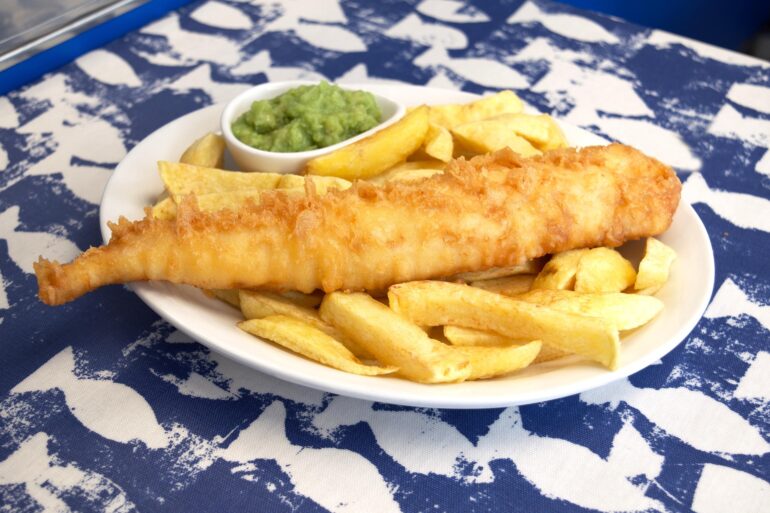 Tradycyjne angielskie fish and chips podane z frytkami