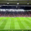 Murawa i trybuny stadionu Old Trafford w Manchesterze.