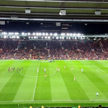 Murawa i trybuny stadionu Old Trafford w Manchesterze.
