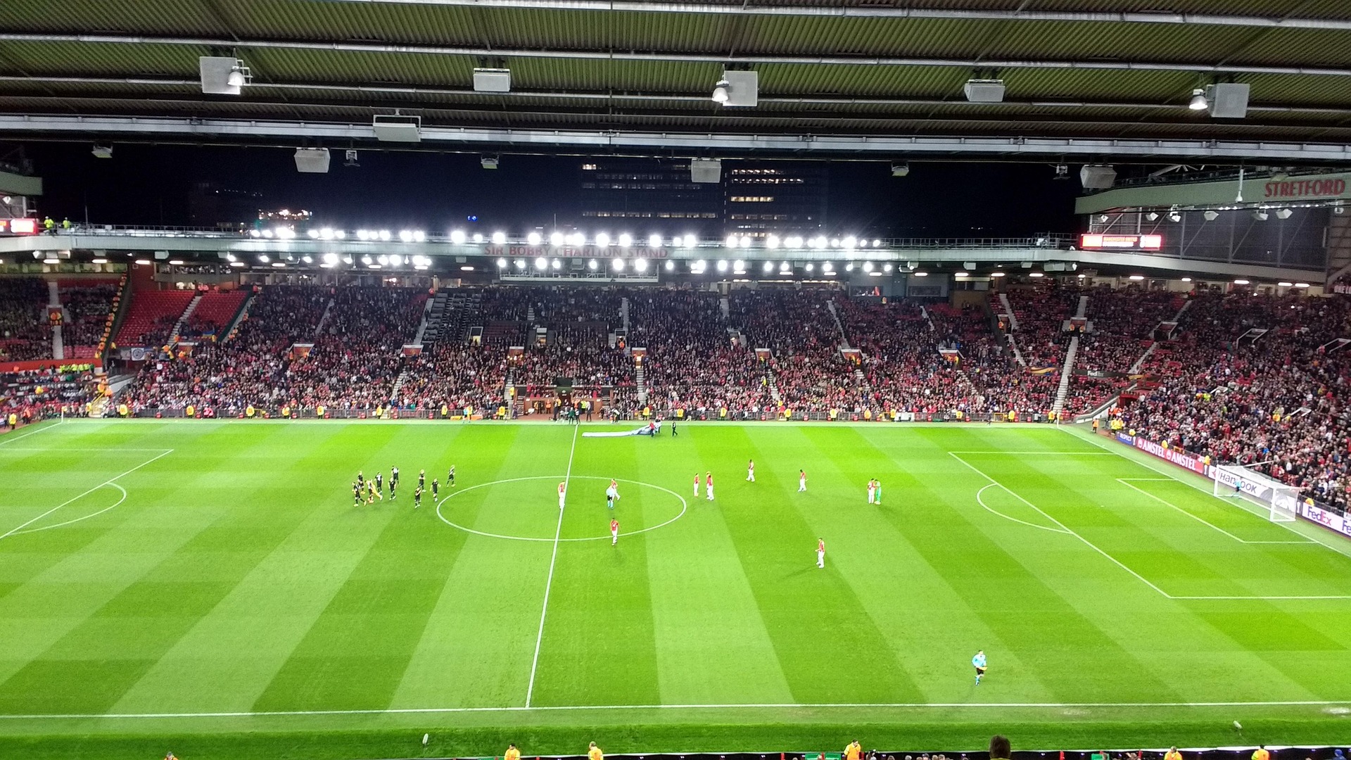 Murawa i trybuny stadionu Old Trafford w Manchesterze.