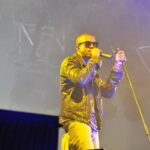 Kanye West podczas koncertu na scenie