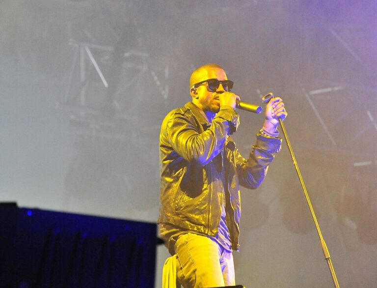 Kanye West podczas koncertu na scenie