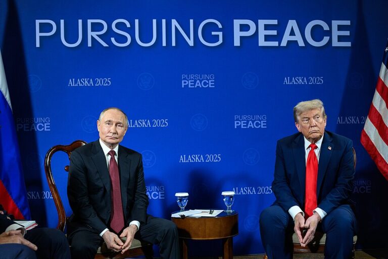 Donald Trump i Władimir Putin podczas rozmów pokojowych na Alasce w sierpniu 2025 roku.