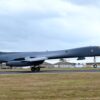 Amerykański bombowiec B-1B Lancer lądujący w bazie RAF Fairford w Wielkiej Brytanii.