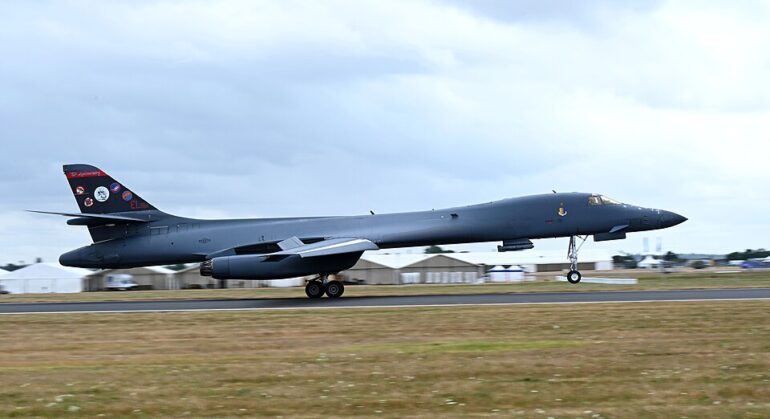 - NOTE.radio - Polskie radio w UK | Polskie radio w Londynie Amerykański bombowiec B-1B Lancer lądujący w bazie RAF Fairford w Wielkiej Brytanii.