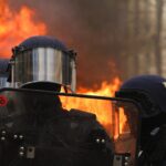 Zamieszki we Francji, policja podczas protestu w Paryżu