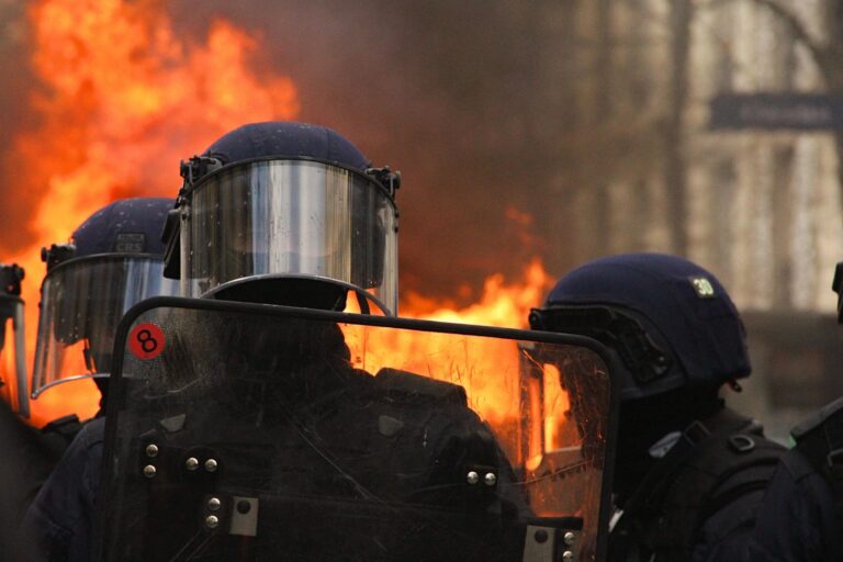 Zamieszki we Francji, policja podczas protestu w Paryżu