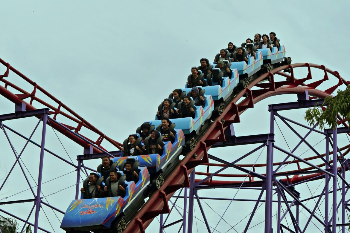 Zdjęcie ilustracyjne przedstawiające rollercoaster w parku rozrywki.