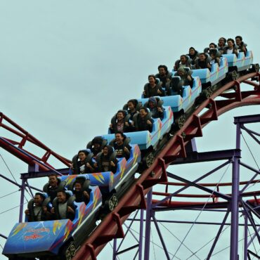 Zdjęcie ilustracyjne przedstawiające rollercoaster w parku rozrywki.
