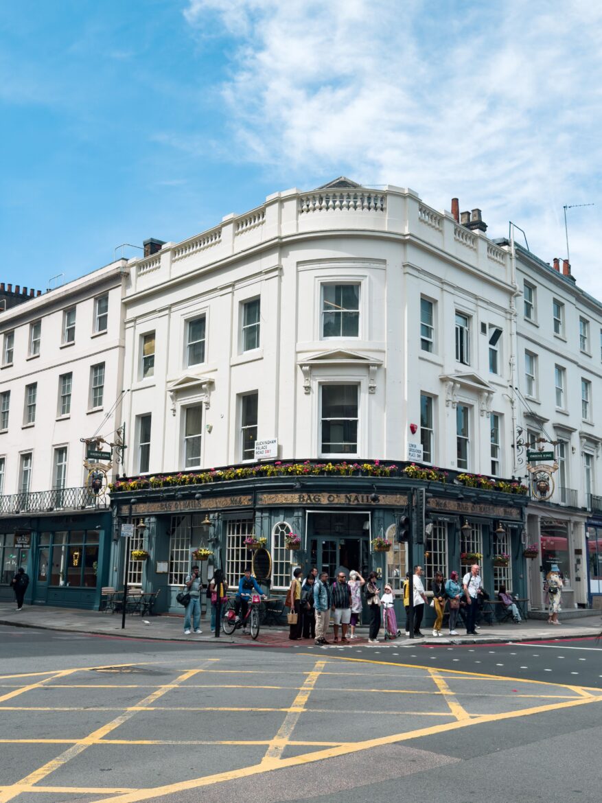 Historyczny pub w centrum Londynu, zdjęcie ilustracyjne do artykułu o Danielu Craigu