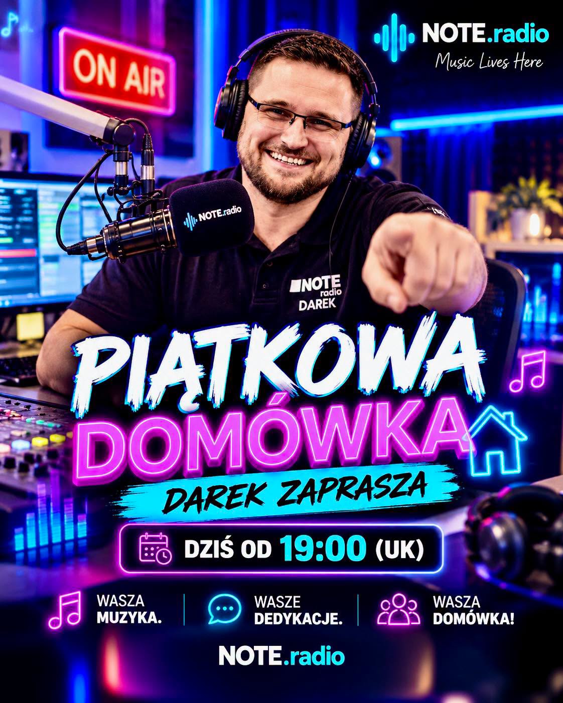 Radio host in a neon-lit studio wearing headphones and pointing at the camera; promotional poster reads 'PIĄTKOWA DOMÓWKA', 'Darek zaprasza', and NOTE.radio branding with 'Dziś od 19:00 (UK)'.