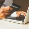 Aplikacja bankowa NatWest na telefonie i karta płatnicza na stole